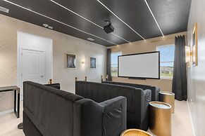 Upstay - Karaoke Mansion w Pool Cinema Themed Rooms