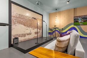 Upstay - Karaoke Mansion w Pool Cinema Themed Rooms