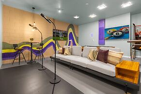 Upstay - Karaoke Mansion w Pool Cinema Themed Rooms