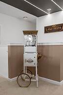 Upstay - Karaoke Mansion w Pool Cinema Themed Rooms