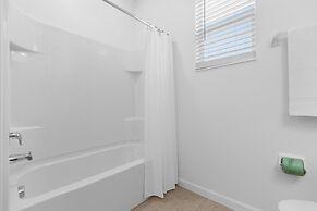 Upstay - Karaoke Mansion w Pool Cinema Themed Rooms