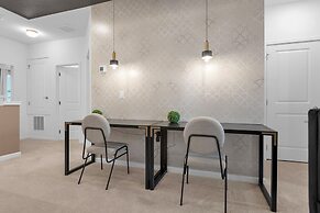 Upstay - Karaoke Mansion w Pool Cinema Themed Rooms