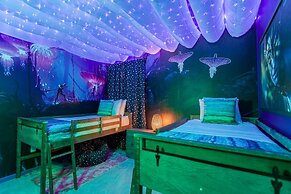 Upstay - Karaoke Mansion w Pool Cinema Themed Rooms