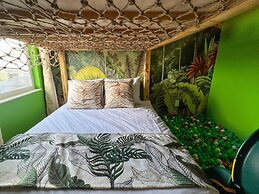 Upstay - Karaoke Mansion w Pool Cinema Themed Rooms