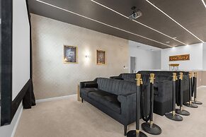 Upstay - Karaoke Mansion w Pool Cinema Themed Rooms