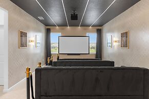 Upstay - Karaoke Mansion w Pool Cinema Themed Rooms