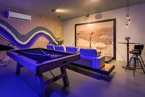 Upstay - Karaoke Mansion w Pool Cinema Themed Rooms