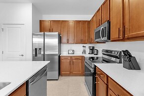 Upstay - Karaoke Mansion w Pool Cinema Themed Rooms