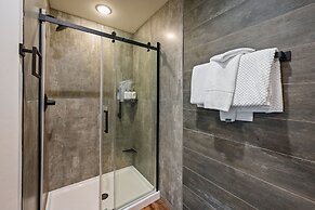 Game Room-hot Tub-10 Mins to Downtown Gatlinburg