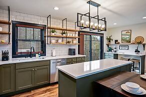 Game Room-hot Tub-10 Mins to Downtown Gatlinburg