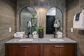 Game Room-hot Tub-10 Mins to Downtown Gatlinburg