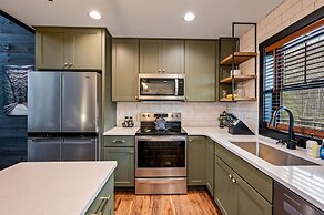 Game Room-hot Tub-10 Mins to Downtown Gatlinburg