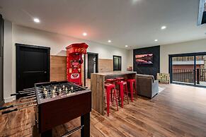 Game Room-hot Tub-10 Mins to Downtown Gatlinburg