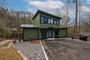 Game Room-hot Tub-10 Mins to Downtown Gatlinburg