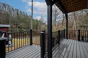 Game Room-hot Tub-10 Mins to Downtown Gatlinburg