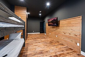 Game Room-hot Tub-10 Mins to Downtown Gatlinburg