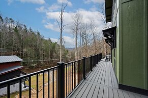 Game Room-hot Tub-10 Mins to Downtown Gatlinburg