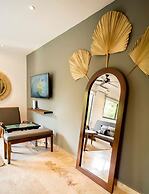 1 Br Great Located Pool Gym Coworking