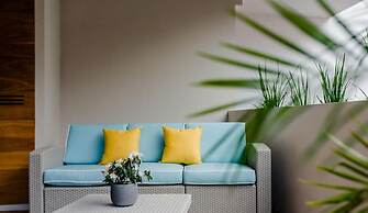 Pool View 1 Br Steps Away From the Beach