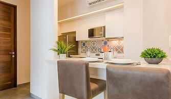 Pool View 1 Br Steps Away From the Beach