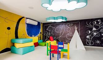 Pool View 1 Br Steps Away From the Beach