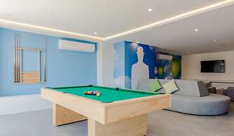 Pool View 1 Br Steps Away From the Beach