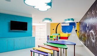 Pool View 1 Br Steps Away From the Beach