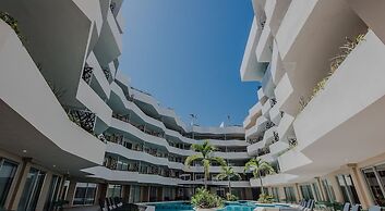 Pool View 1 Br Steps Away From the Beach