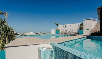 Pool View 1 Br Steps Away From the Beach