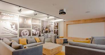 Pool View 1 Br Steps Away From the Beach