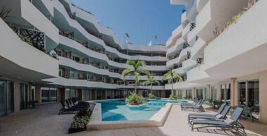 Pool View 1 Br Steps Away From the Beach