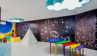 Pool View 1 Br Steps Away From the Beach