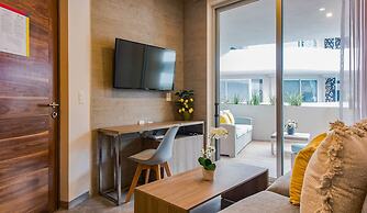 Pool View 1 Br Steps Away From the Beach