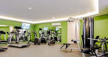 Pool View 1 Br Steps Away From the Beach