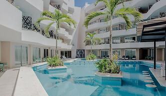 Pool View 1 Br Steps Away From the Beach