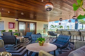 2 Br With Rooftop Pool and Stunning Ocean View