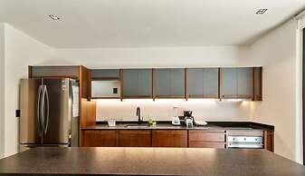 2BR w Private Pool - Steps Away From the Beach