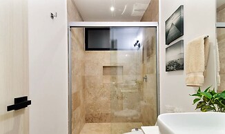 Colorful Perfect Located 2 Br w Great Amenities