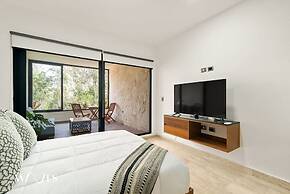 Spacious Loft w Garden View Pool Jacuzzi GYM