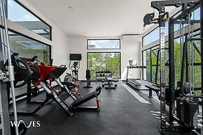 Spacious Loft w Garden View Pool Jacuzzi GYM