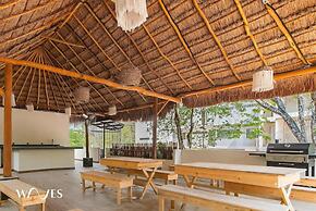 Spacious Loft w Garden View Pool Jacuzzi GYM