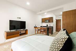 Spacious Loft w Garden View Pool Jacuzzi GYM