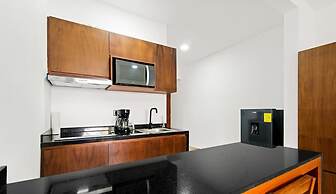 Spacious Loft w Garden View Pool Jacuzzi GYM