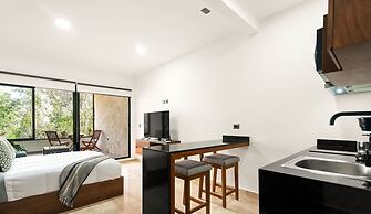 Spacious Loft w Garden View Pool Jacuzzi GYM