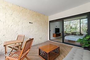 Spacious Loft w Garden View Pool Jacuzzi GYM