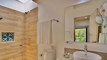 Spacious 1 BR With Great Location Rooftop Pool by Waves Management