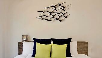 Spacious 1 BR With Great Location Rooftop Pool by Waves Management