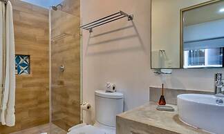 Spacious 1 BR With Great Location Rooftop Pool by Waves Management