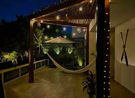 Spacious 1 BR With Great Location Rooftop Pool by Waves Management