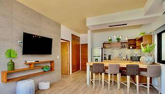 Spacious 1 BR With Great Location Rooftop Pool by Waves Management